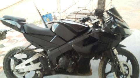 Vendo R1 Negra en Buen Precio