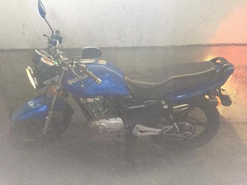 se vende moto suzuki en 125cc perfecto estado operativa 100 por motivo de viaje