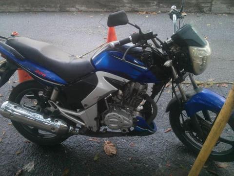 SE VENDE MOTO BERA BRZ200