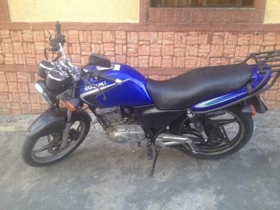 MOTO SUZIKI EN 125