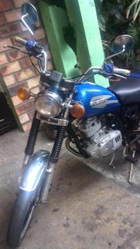 se vende moto suzuki