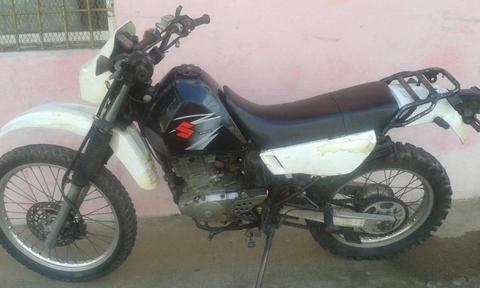 MOTO DR SUZUKI 200 VENDO O CAMBIO