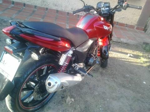 se vende moto rkv año 2013