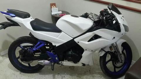 Moto R1 en Buenas Condiciones