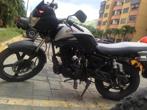 Se vende moto um por motivo de viaje