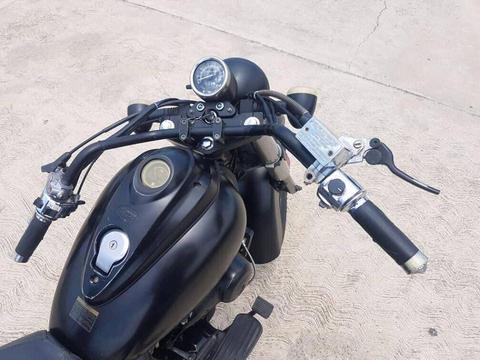 SE VENDE MOTO UM 200