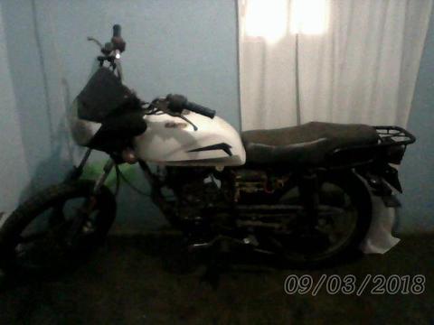 se vende moto UVM 150